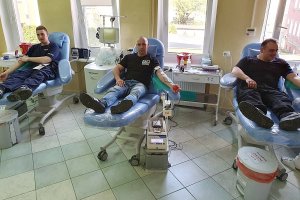Trzech policjantów na fotelach Regionalnego Centrum Krwiodawstwa i Krwiolecznictwa w Słupsku.