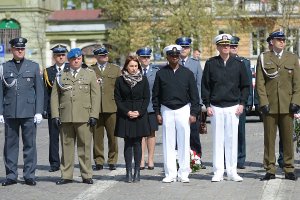 Delegacje służb mundurowych na placu Zwycięstwa w Słupsku.