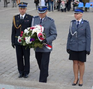 Policjanci i strażacy przed pomnikiem Żołnierza Polskiego na placu Zwycięstwa w Słupsku.