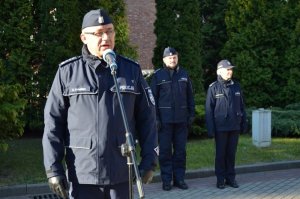 Przy mikrofonie: zastępca Dyrektora Głównego Sztabu Policji inspektor Dariusz Dymiński.