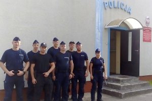 Policjanci przed Komisariatem Policji w Łebie.