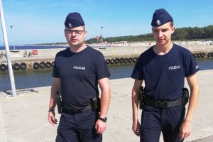 Policjanci w rejonie mola w Łebie.