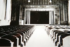 Sala kinoteatralna w głównym budynku dydaktycznym. Widok na scenę. Lata `30. XX. wieku.