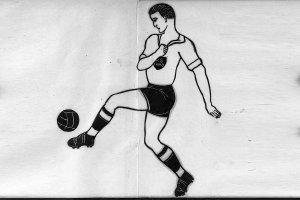 Charakterystyczna sylwetka piłkarza z logo klubu pojawiająca się na wszystkich plakatach zapowiadających mecze „Gwardia C.W.M.O.” Słupsk. Mężczyzna przygotowujący się do kopnięcia piłki.
