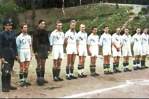 Drużyna piłkarska „Gwardia C.W.M.O.” na stadionie miejskim. Rok 1948.