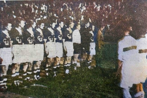 „Gwardia C.W.M.O.” przed meczem z reprezentacją Węgier na stadionie miejskim w Słupsku. Rok 1947.
