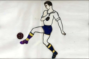 Charakterystyczna sylwetka piłkarza z logo klubu pojawiająca się na wszystkich plakatach zapowiadających mecze „Gwardia C.W.M.O.” Słupsk.